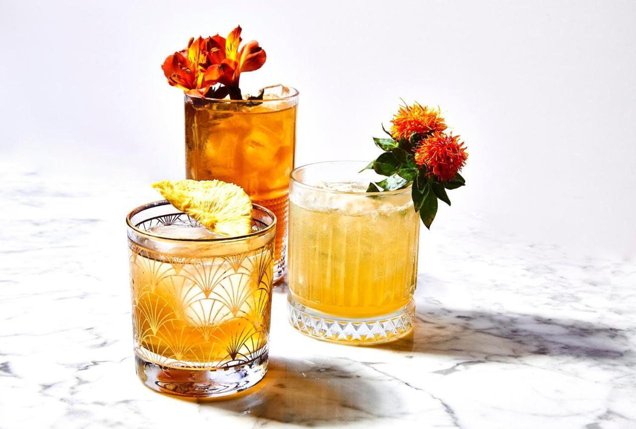 Abesq Doha Hotel And Residences, An Ihg Hotel Esterno foto Three Old Fashioned cocktails