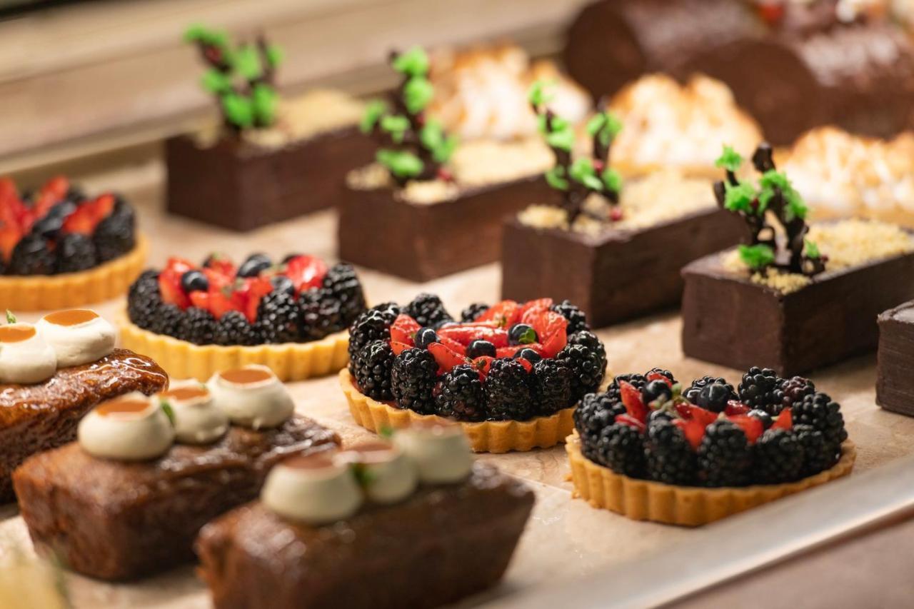 Abesq Doha Hotel And Residences, An Ihg Hotel Esterno foto A selection of petits fours