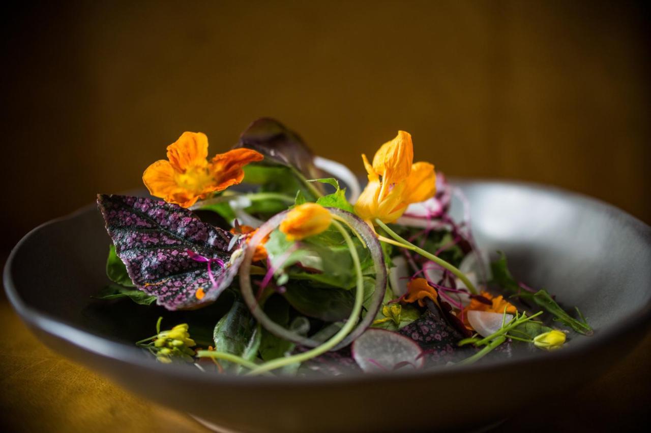 Abesq Doha Hotel And Residences, An Ihg Hotel Esterno foto A salad prepared by the restaurant