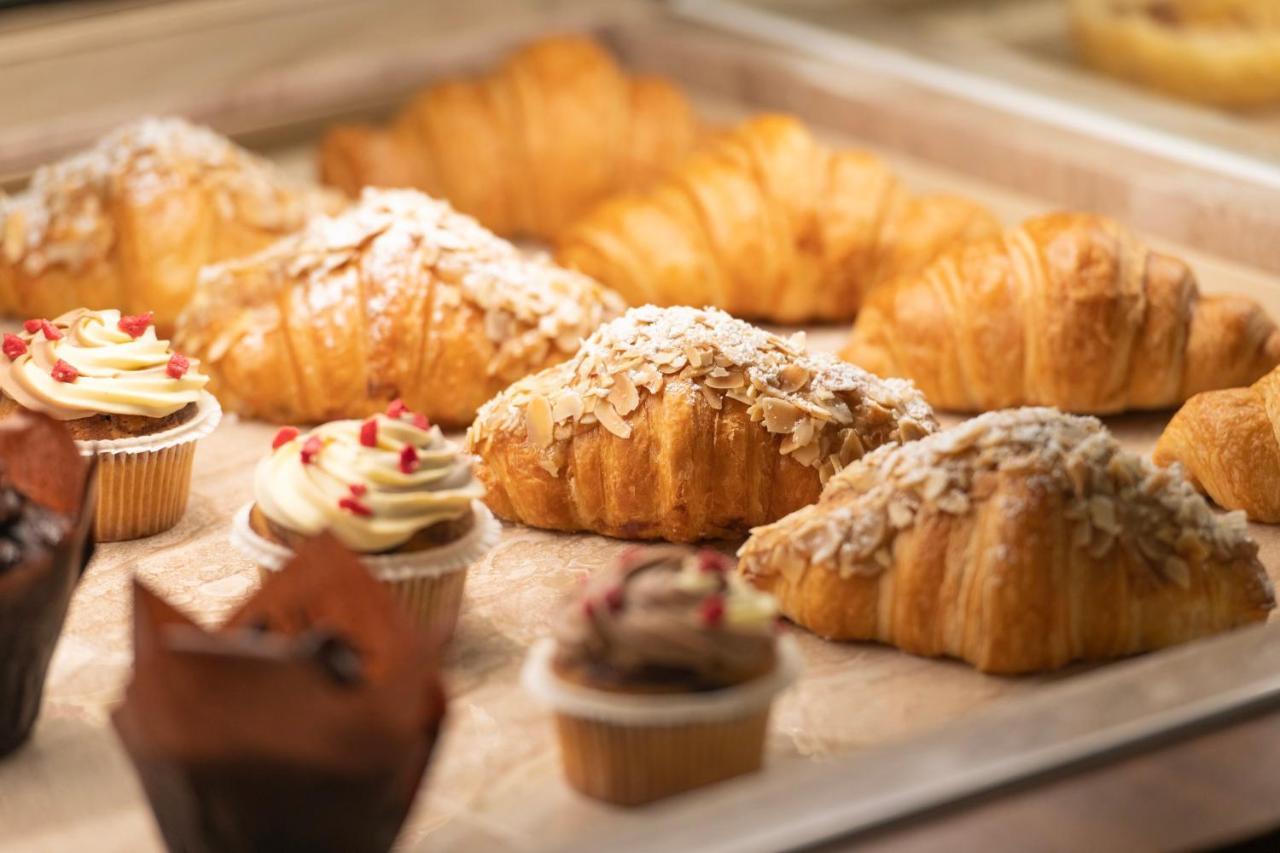 Abesq Doha Hotel And Residences, An Ihg Hotel Esterno foto Croissants and cupcakes