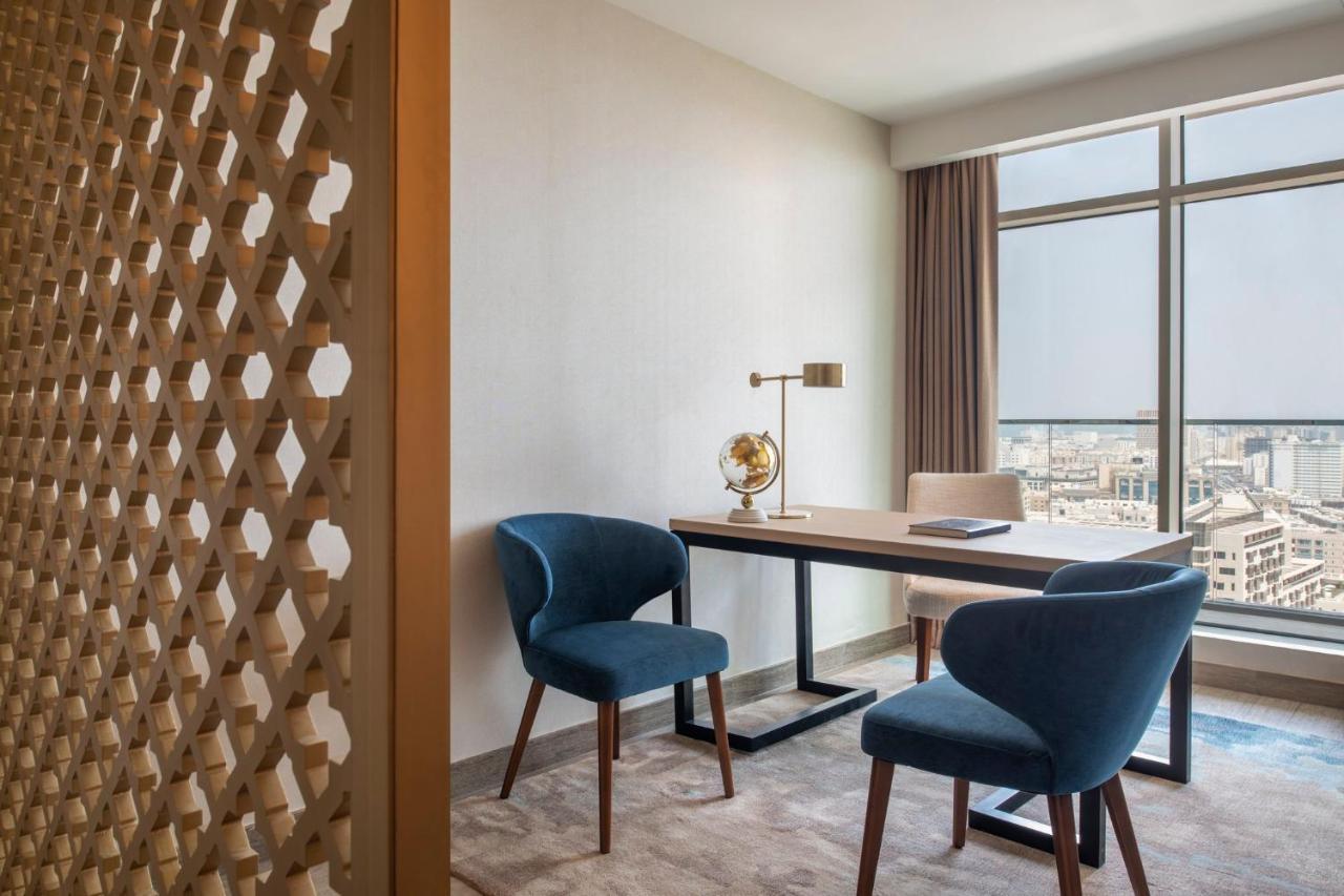 Abesq Doha Hotel And Residences, An Ihg Hotel Esterno foto A work desk in a hotel room