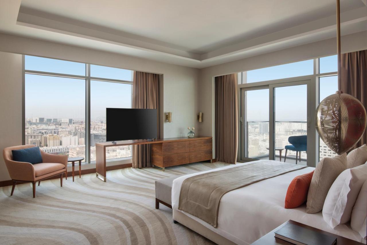 Abesq Doha Hotel And Residences, An Ihg Hotel Esterno foto A bedroom at the hotel