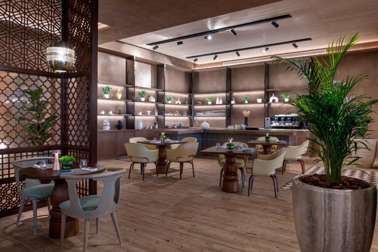 Abesq Doha Hotel And Residences, An Ihg Hotel Esterno foto The interior of the restaurant