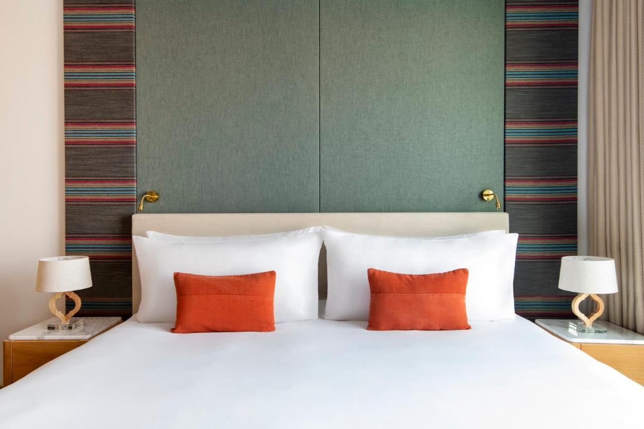 Abesq Doha Hotel And Residences, An Ihg Hotel Esterno foto A bedroom at the hotel