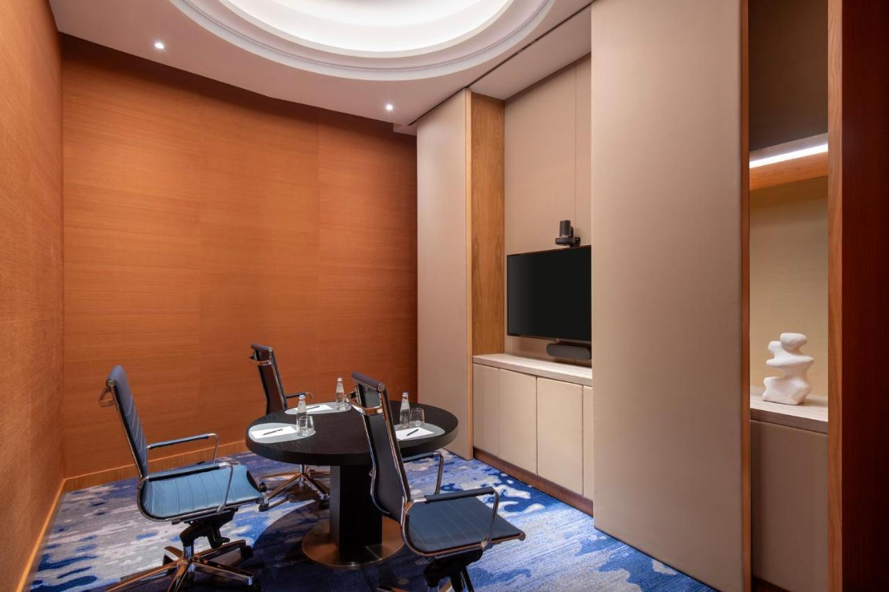 Abesq Doha Hotel And Residences, An Ihg Hotel Esterno foto A meeting room at the hotel
