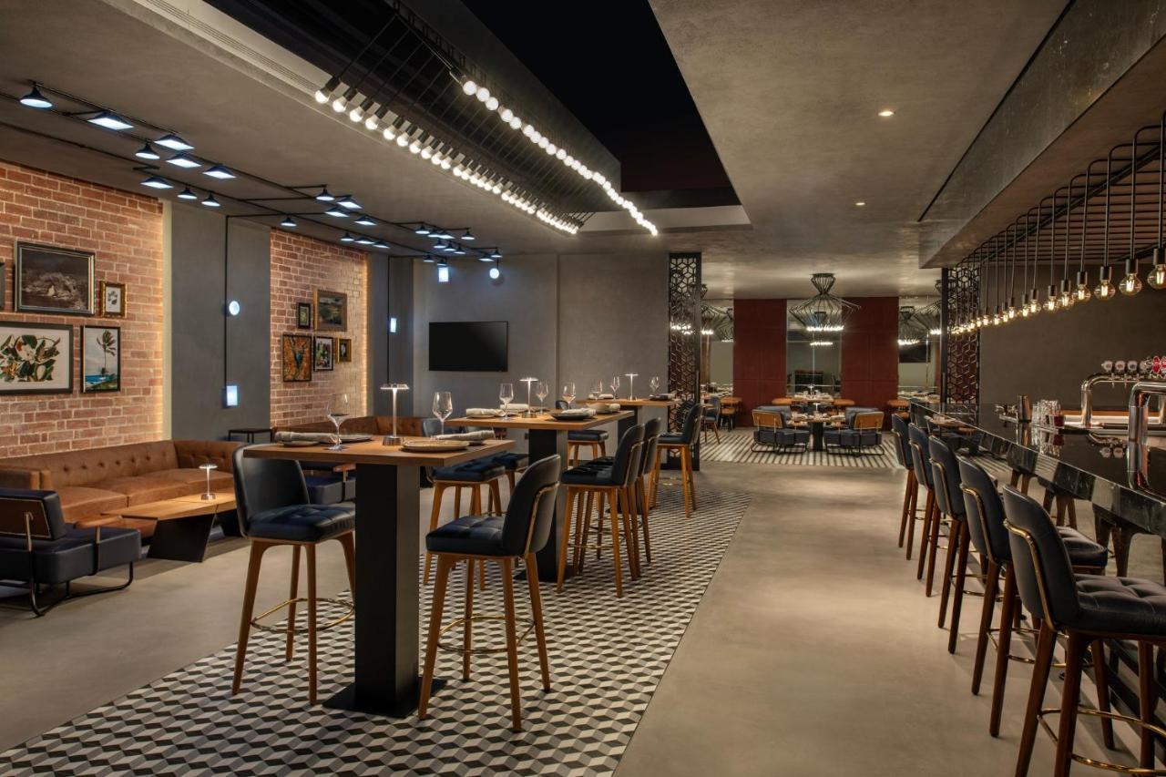 Abesq Doha Hotel And Residences, An Ihg Hotel Esterno foto The interior of the lounge