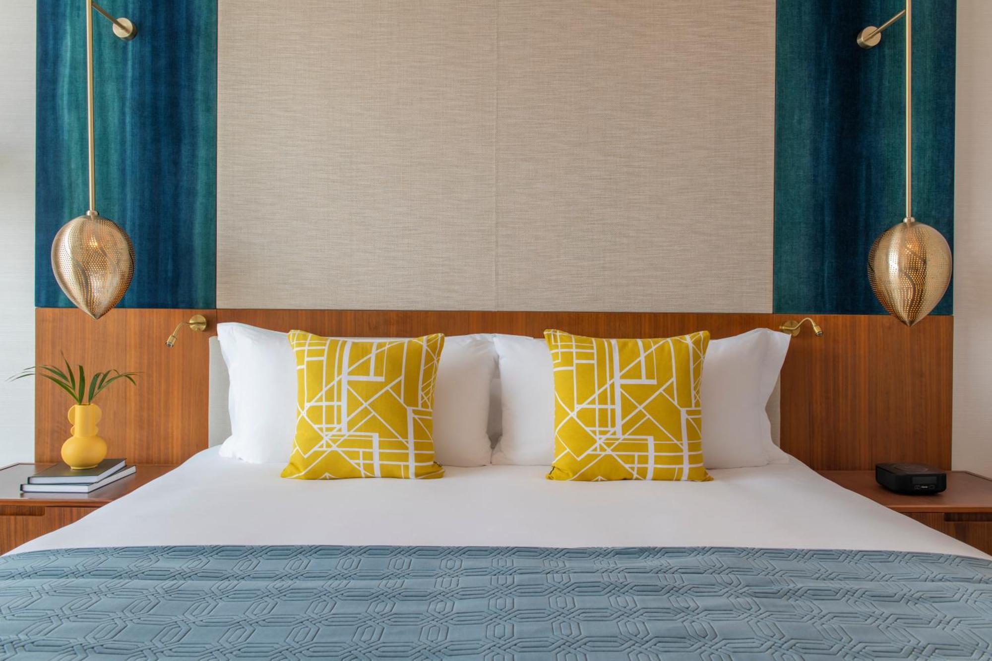 Abesq Doha Hotel And Residences, An Ihg Hotel Esterno foto A bed with cushions