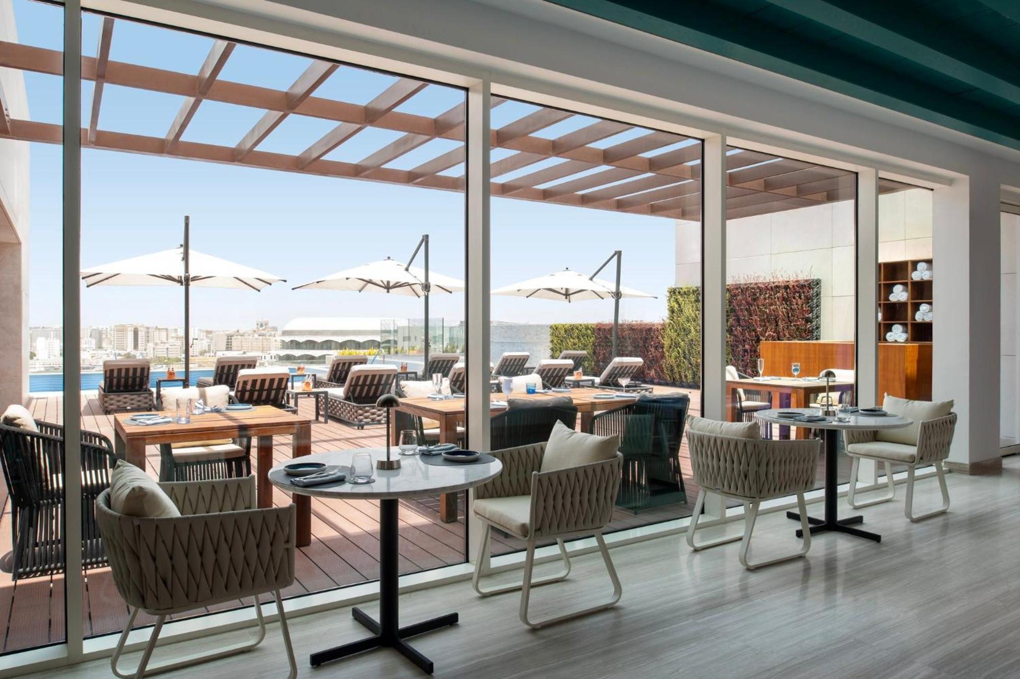 Abesq Doha Hotel And Residences, An Ihg Hotel Esterno foto The Deck