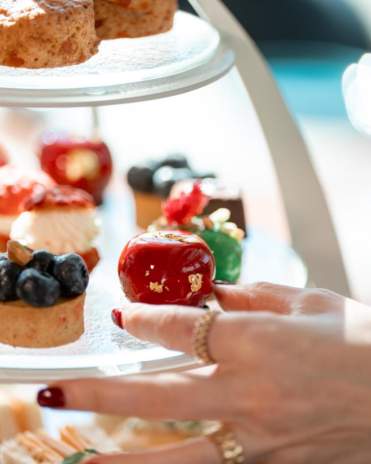 Abesq Doha Hotel And Residences, An Ihg Hotel Esterno foto Petit fours