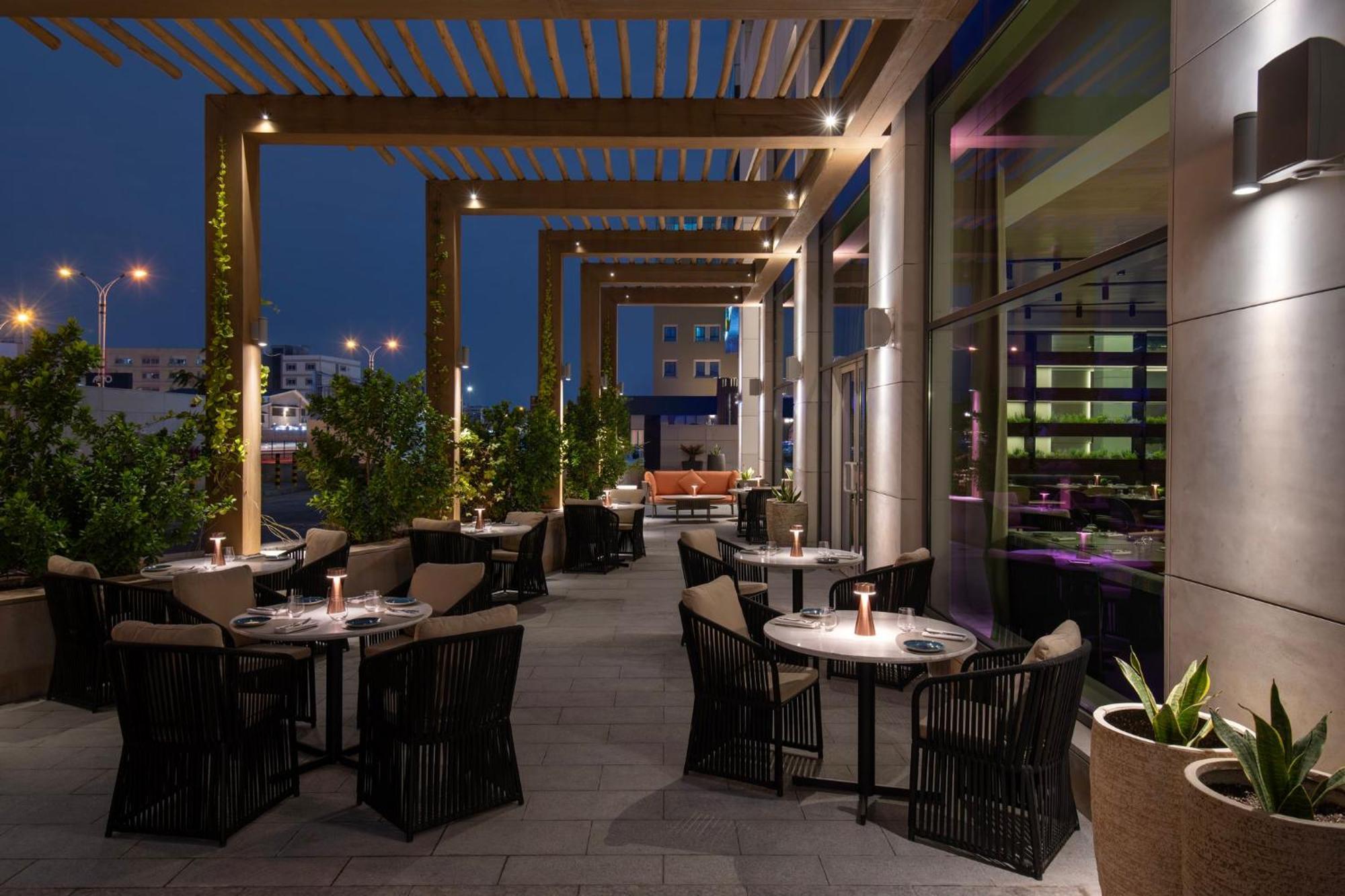 Abesq Doha Hotel And Residences, An Ihg Hotel Esterno foto The Terrace