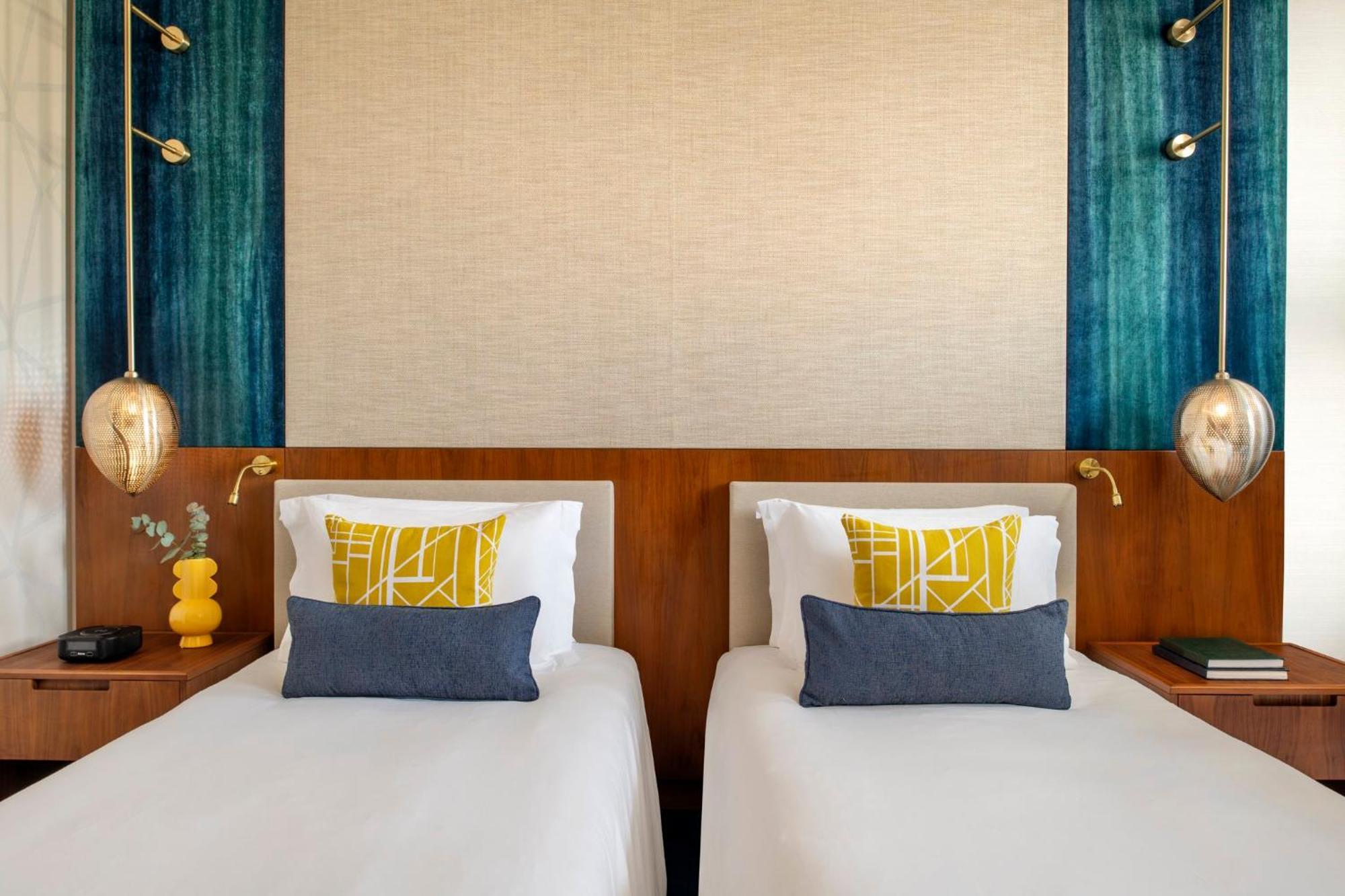 Abesq Doha Hotel And Residences, An Ihg Hotel Esterno foto Deluxe Room