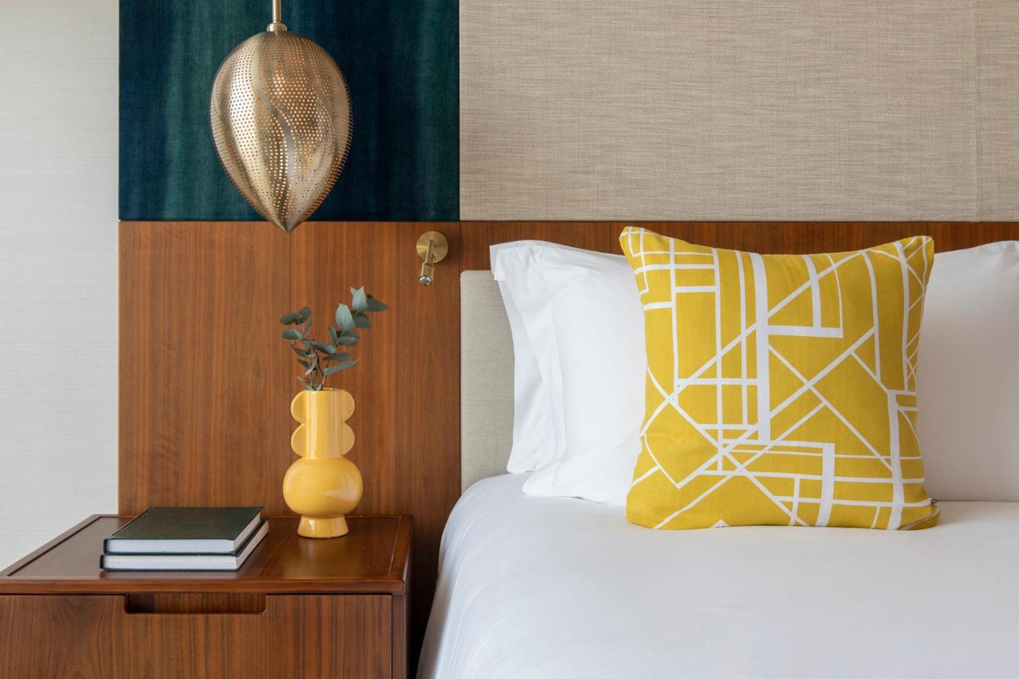 Abesq Doha Hotel And Residences, An Ihg Hotel Esterno foto A bedroom at the Standard East Village
